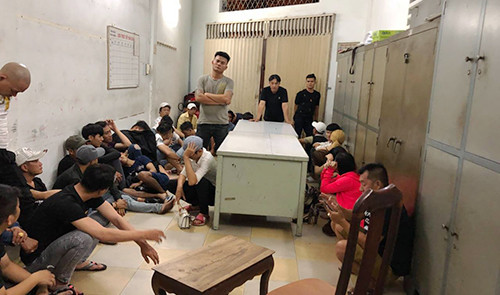 Cảnh sát đột kích quán bar nổi tiếng ở Sài Gòn ảnh 1