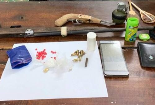 Cảnh sát quật ngã kẻ trang bị lựu đạn và súng đi buôn ma túy ảnh 2