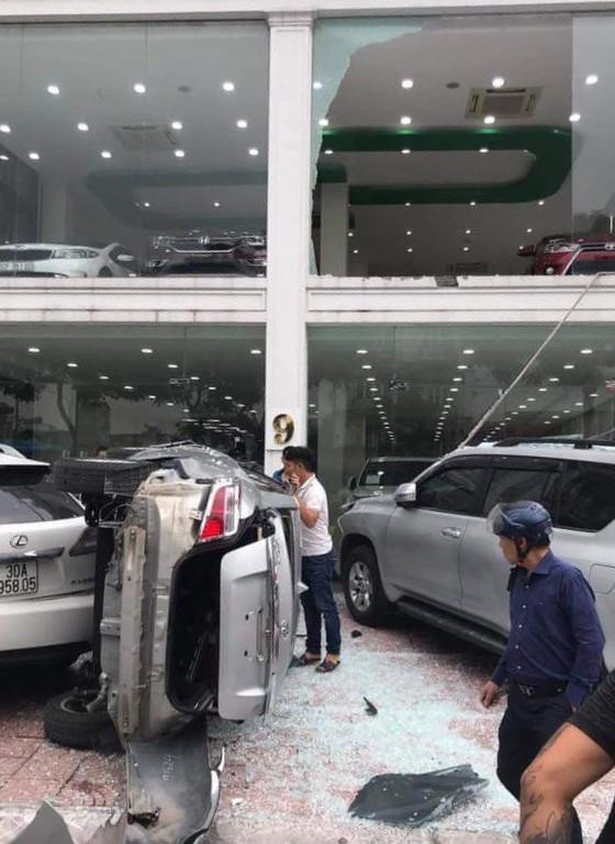 Nhân viên showroom lái ôtô lao từ tầng 2 xuống đất ảnh 1