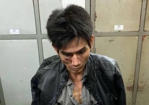 Cảnh sát quật ngã kẻ trang bị lựu đạn và súng đi buôn ma túy ảnh 1