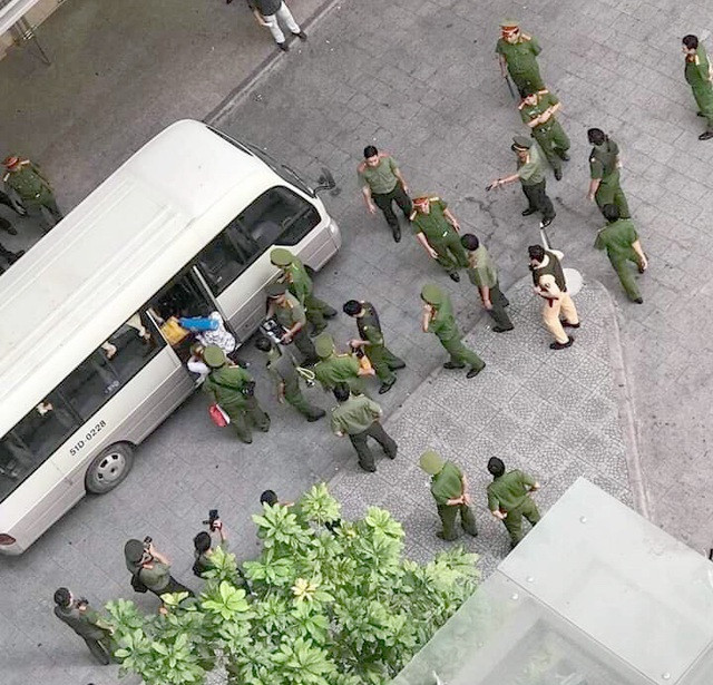 Hơn 100 cảnh sát đột kích ổ bay lắc tại chung cư ở Sài Gòn ảnh 1