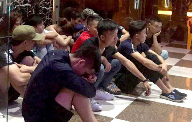 16 người phê ma túy leo nóc nhà trốn cảnh sát ảnh 1