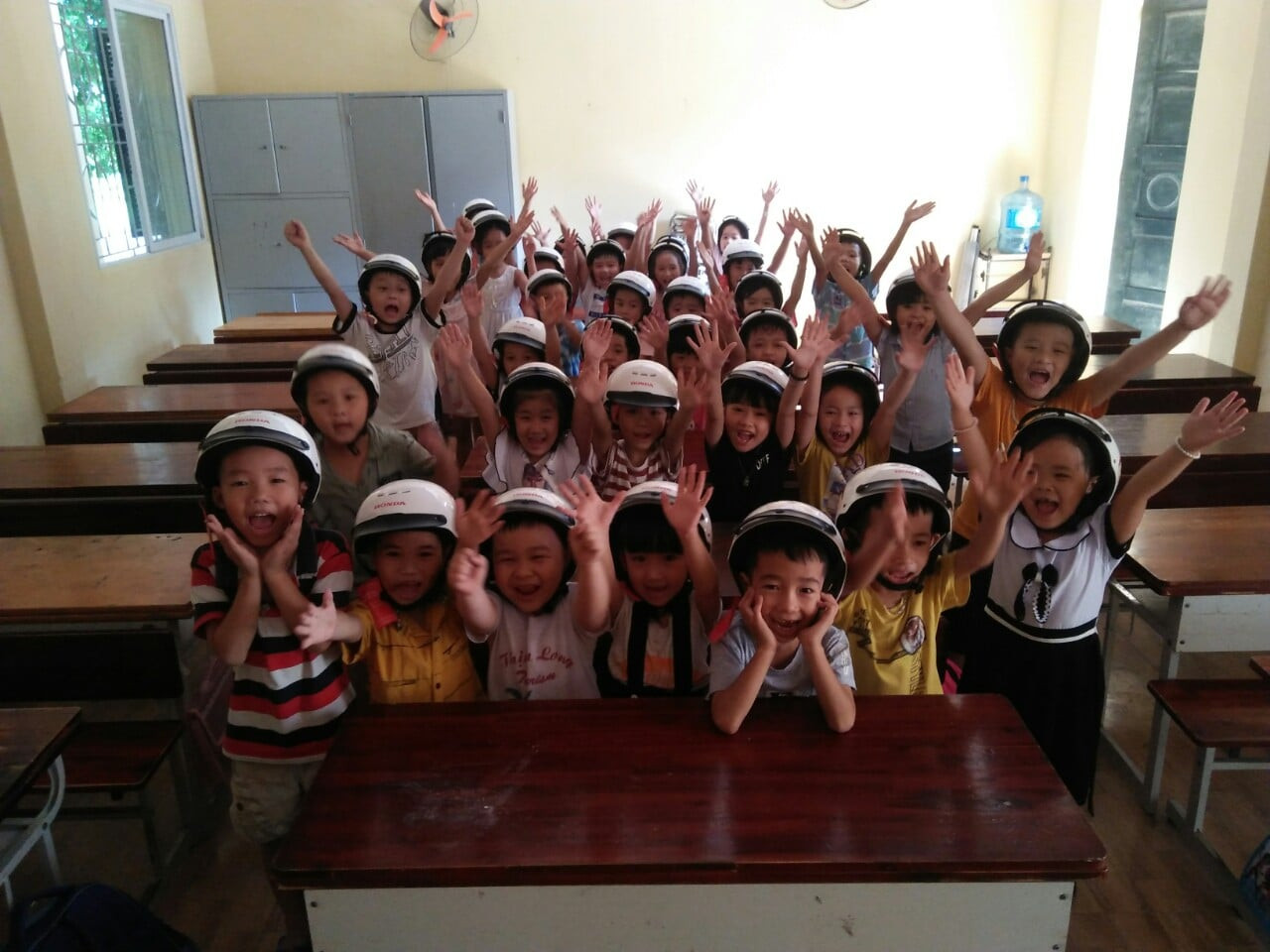 HEAD Tiến Cường tặng hàng trăm mũ bảo hiểm cho học sinh để 'Giữ trọn ước mơ' ảnh 1