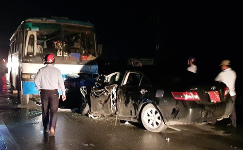 Xe của chủ tịch huyện nát bét sau khi tông vào ô tô chở 40 công nhân ảnh 1