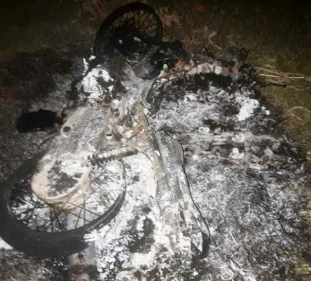 Hai nghi phạm trộm chó bị dân vây đánh hội đồng, đốt rụi xe máy ảnh 2