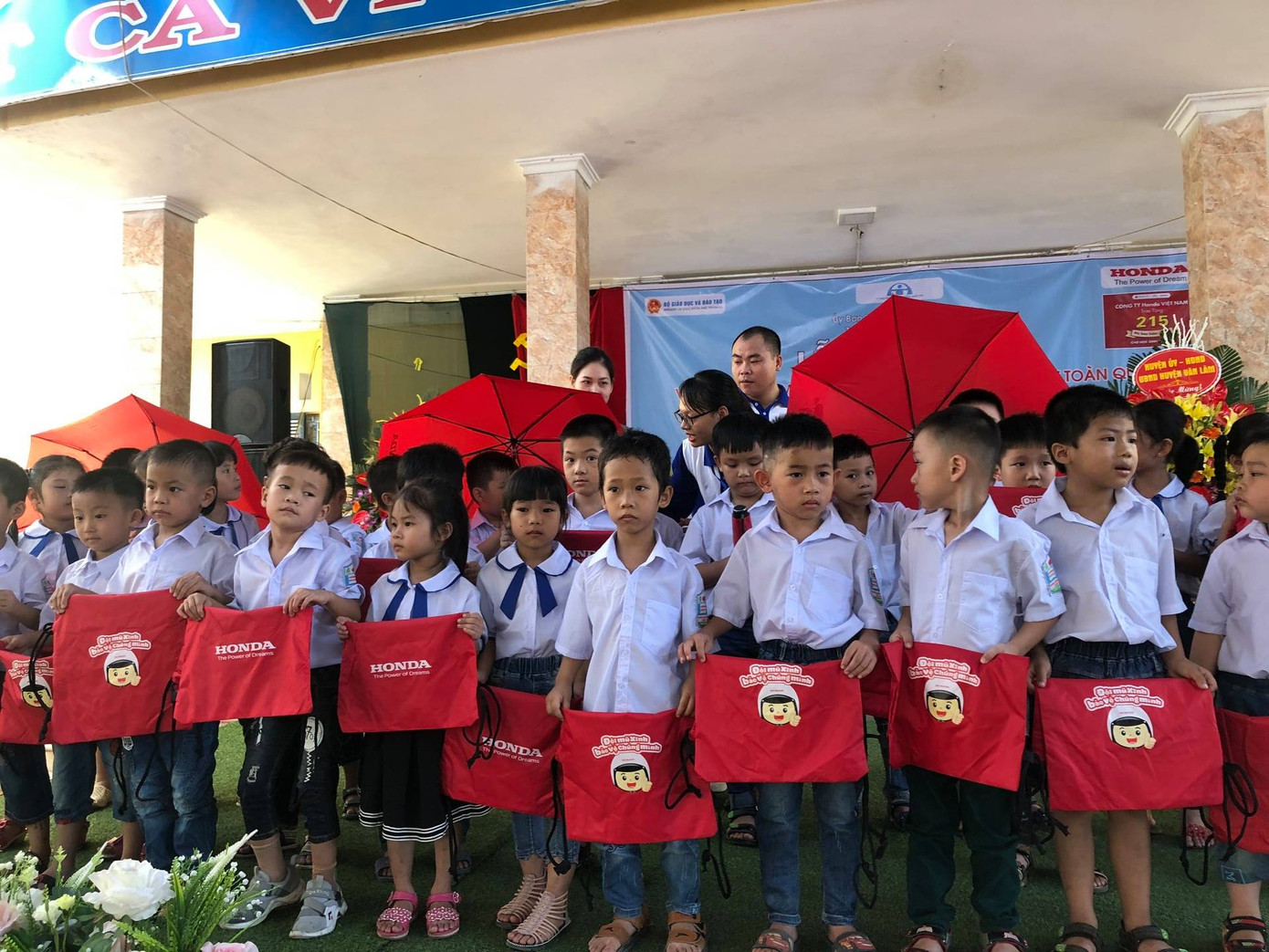 HEAD Tiến Cường tặng hàng trăm mũ bảo hiểm cho học sinh để 'Giữ trọn ước mơ' ảnh 3