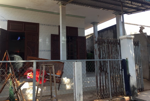 Cảnh sát nổ súng, ném lựu đạn cay khống chế nghi can giết người ảnh 1