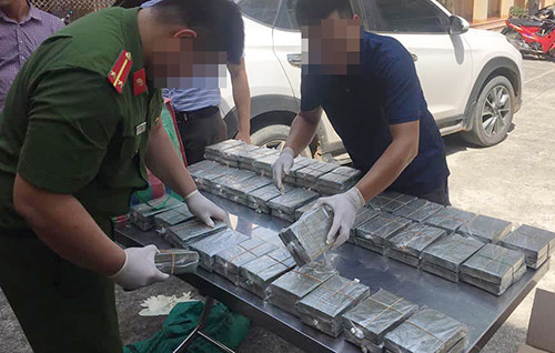 Vây bắt 4 đối tượng vận chuyển 100 bánh heroin ở Hòa Bình ảnh 1