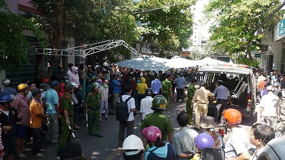 Ô tô biển tứ quý đâm vào đám tang, ít nhất 12 người thương vong ảnh 2