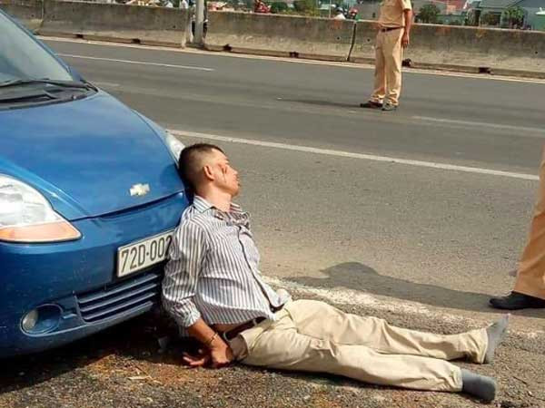 Tài xế ép xe khiến CSGT tử vong từng ném 'bom khói' vào ngân hàng? ảnh 2