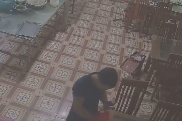 Kinh hoàng cảnh nữ phụ bếp bị tạt axit bỏng mặt, hỏng một bên mắt ảnh 1