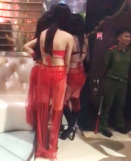 Vũ nữ múa khiêu dâm phục vụ nhiều dân chơi phê ma tuý ở quán bar ảnh 1