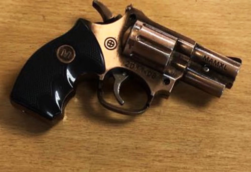 Kẻ ngáo đá mang súng giả xông vào sân bay Tân Sơn Nhất ảnh 1