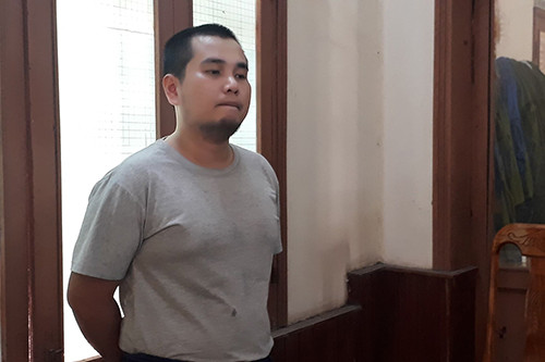 Cảnh sát bắn hơi cay, khống chế người chém hàng loạt ôtô ảnh 1