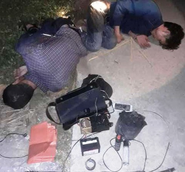 Hai nghi phạm trộm chó bị dân vây đánh hội đồng, đốt rụi xe máy ảnh 1