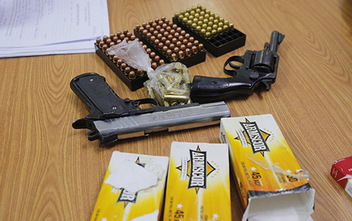 Người đàn ông mang 2 khẩu súng nhập cảnh vào TP HCM ảnh 1