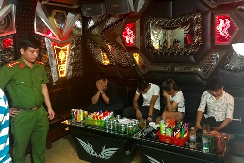Đột kích quán karaoke, phát hiện hàng chục 'nam thanh nữ tú' đang phê ma túy ảnh 1