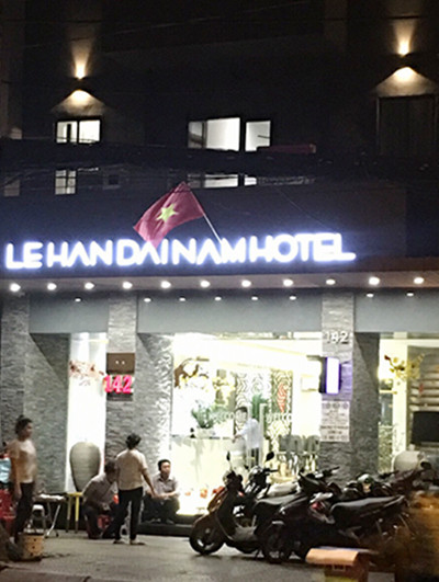 Nữ tiếp viên massage khỏa thân phục vụ khách ở Sài Gòn ảnh 1