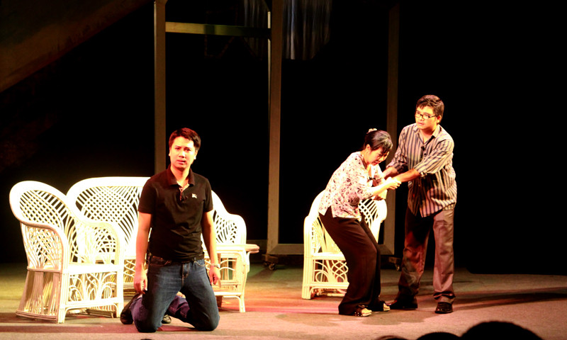 Sau đó là những chuỗi của những đấu tranh, những kì thị, ép buộc của những người thân trong gia đình