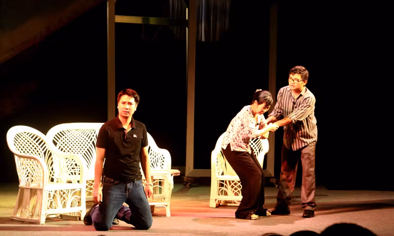 Sau đó là những chuỗi của những đấu tranh, những kì thị, ép buộc của những người thân trong gia đình