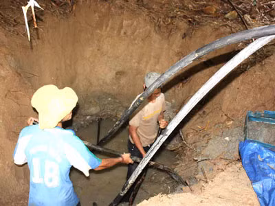 Lao động trẻ em tại bãi vàng Phước Sơn . Ảnh: Nam Cường Lao động trẻ em tại bãi vàng Phước Sơn