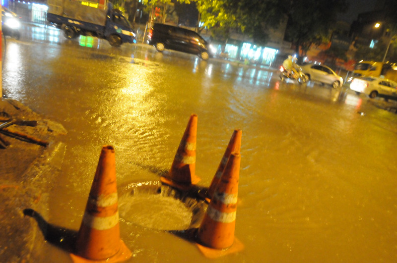 Đoạn đường đầu phố Hạ Đình - giáp Nguyễn Trãi bị ngập nặng