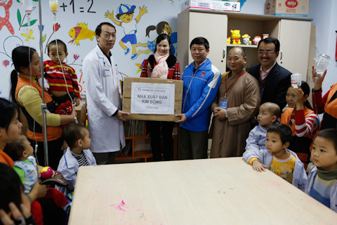 Phó Tổng biên tập báo Tiền Phong Trần Thanh Lâm cùng các nhà tài trợ trao quà cho đại diện Viện huyết học & Truyền máu T.Ư. Ảnh: Hồng Vĩnh Phó Tổng biên tập báo Tiền Phong Trần Thanh Lâm cùng các nhà tài trợ trao quà cho đại diện Viện huyết học & Truyền máu T.Ư