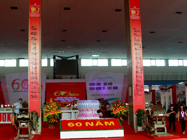 Triển lãm gồm hai khu vực chính. Khu giữa trưng bày hiện vật truyền thống của ngành Xuất bản – In – Phát hành sách Việt Nam