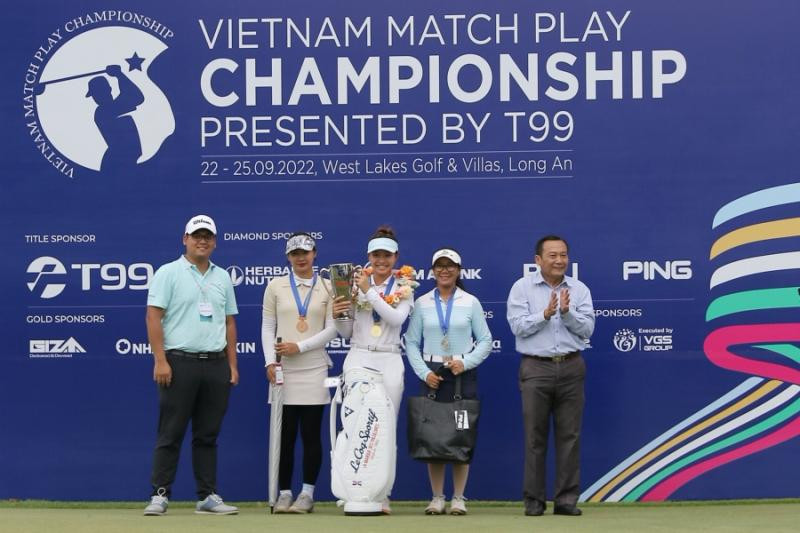 Lê Chúc An (giữa) vô địch bảng Nữ