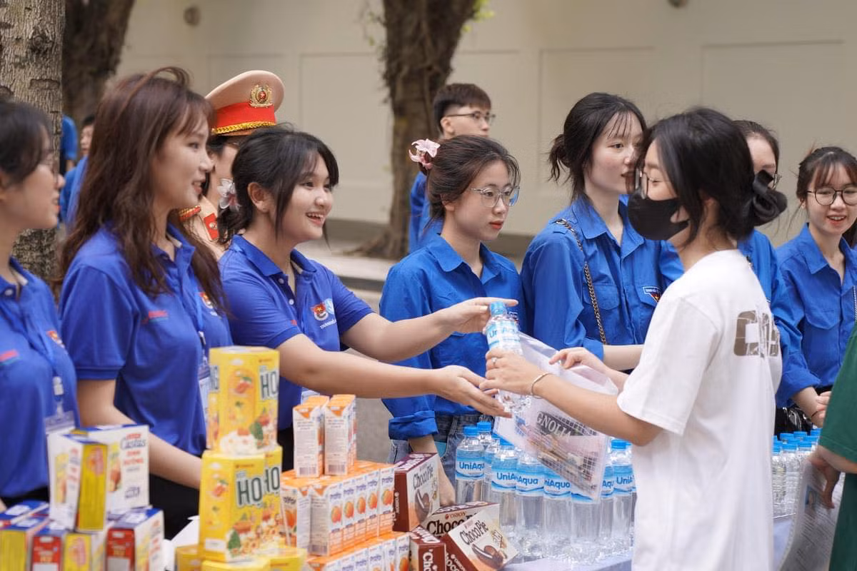 Các đội hình tình nguyện “Tiếp sức mùa thi” của tuổi trẻ Thủ đô sẽ túc trực tại các điểm, hỗ trợ, giúp đỡ sĩ tử.