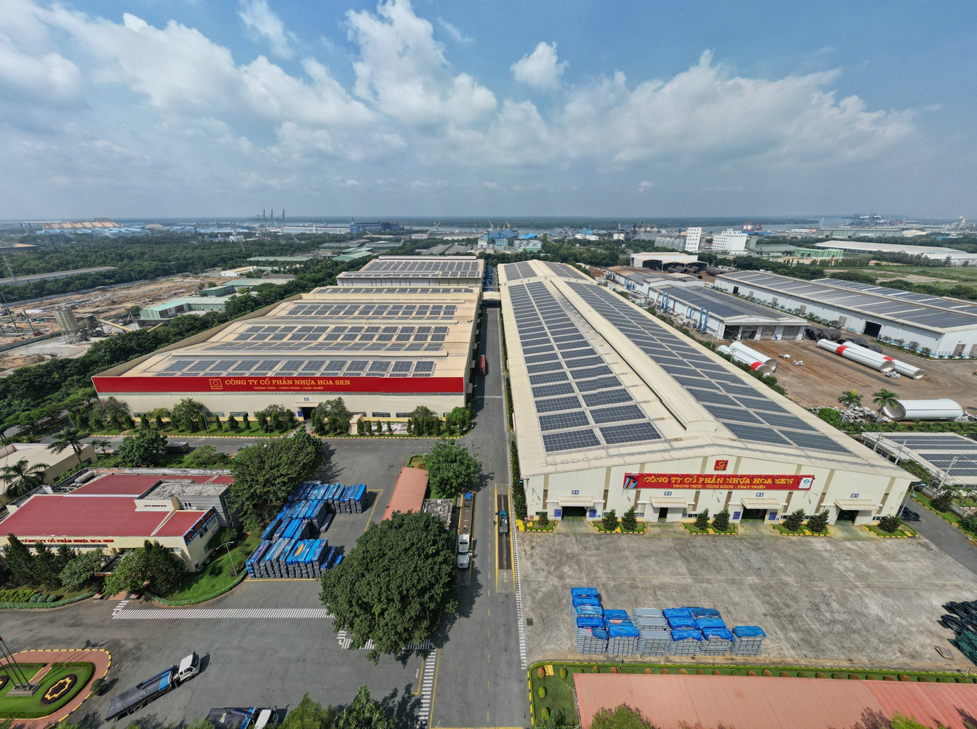 Tập đoàn Hoa Sen đã triển khai lắp đặt điện mặt trời mái nhà tại một số nhà máy của Tập đoàn với tổng công suất 13,4 MWp