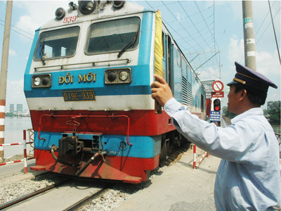 Đón những chuyến tàu qua sông Đồng Nai. Ảnh: T.N.A