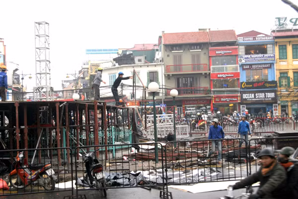 Không khí thu dọn các tiểu cảnh diễn ra khá ảm đảm