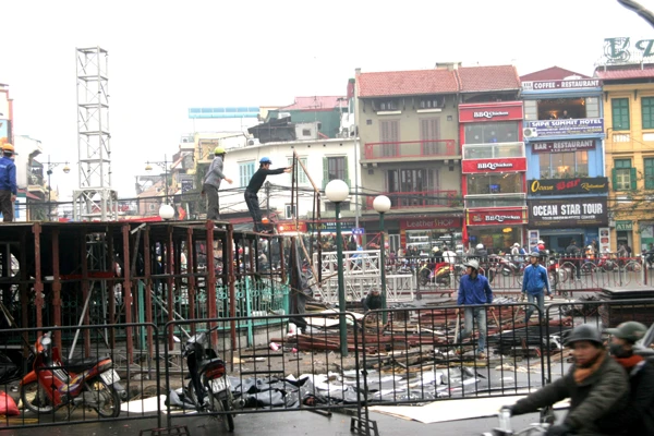 Không khí thu dọn các tiểu cảnh diễn ra khá ảm đảm