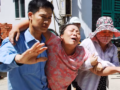 Bà Bang, mẹ cô giáo Thủy khóc nấc khi thấy thi thể con gái và cháu ngoại. Bà Bang, mẹ cô giáo Thủy khóc nấc khi thấy thi thể con gái và cháu ngoại