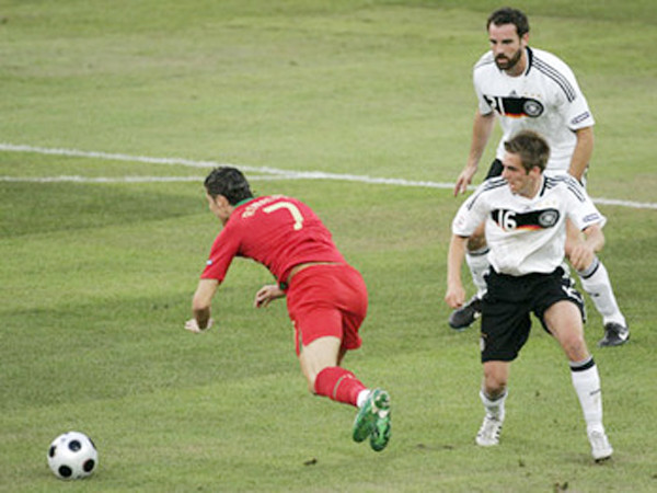Ronaldo được CĐV đề cử danh hiệu Oscar cho tài đóng kịch. Ảnh: Getty Images