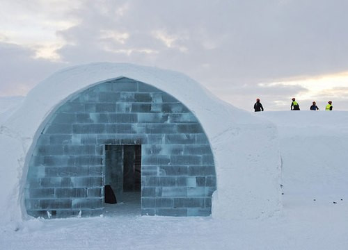 Cổng vào theo phong cách nhà của người Eskimo. Các kỹ sư phải liên tục túc trực để bảo đảm các khối tuyết không bị tan chảy trong suốt quá trình hoạt động của khách sạn.