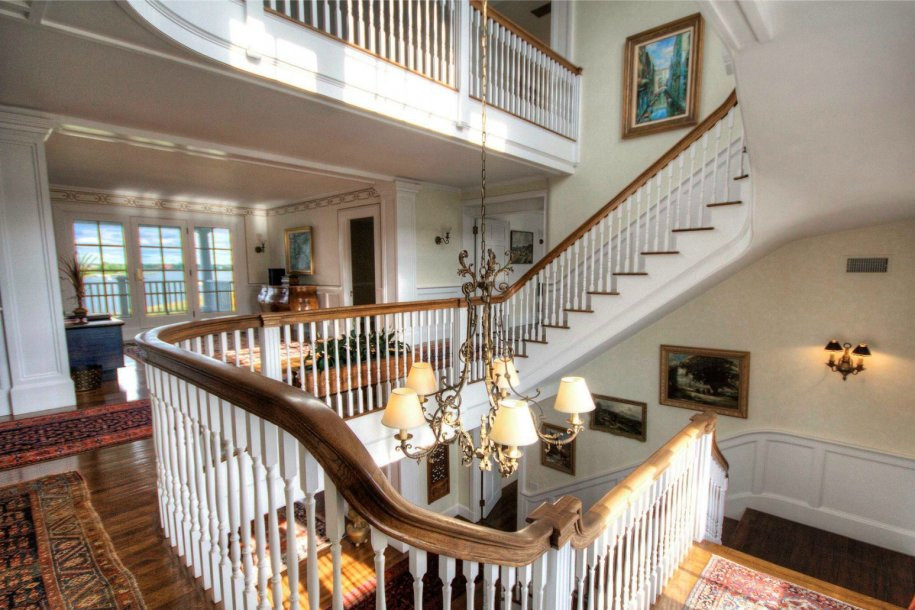 Màu trắng là màu sắc chủ đạo của căn nhà giúp tôn vẻ trang nhã, lịch lãm và sang trọng