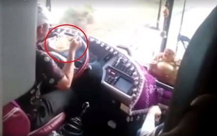 Video 'hot': Rượt đuổi “xe điên” biển xanh gây tai nạn bỏ chạy ở Hà Nội ảnh 3