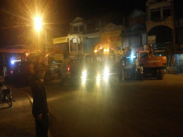 Xe 'khủng' lật nghiêng chặn kín cửa 4 nhà dân suốt 24 giờ ảnh 2