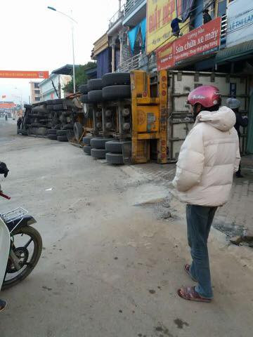 Xe 'khủng' lật nghiêng chặn kín cửa 4 nhà dân suốt 24 giờ ảnh 1