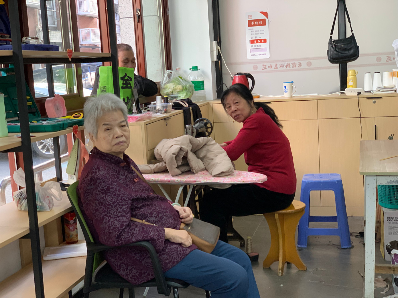 Cư dân Khu dân cư bình dân Jia He Yuan, thành phố Phúc Châu, tỉnh Phúc Kiến có thể tham gia các hoạt động tập thể công ích như may vá, sửa chữa đồ điện… Đổi lại, họ có thể tích lũy điểm công ích để đổi lấy thực phẩm, đồ gia dụng như máy sấy tóc, phích nước… Ảnh: Linh Nhi.