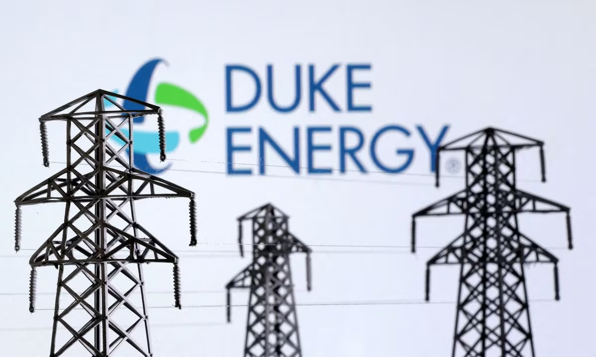 Mô hình tháp truyền tải điện và logo công ty Mỹ Duke Energy. Ảnh: Reuters.