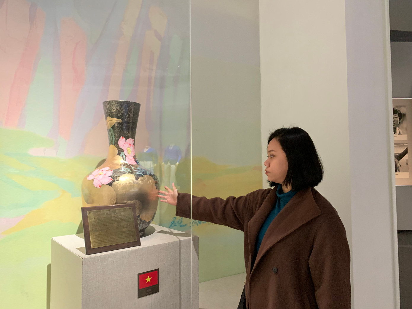 Du khách Indonesia ngắm chiếc bình sơn mài đang được trưng bày tại Bảo tàng Á vận hội ở thành phố Hàng Châu, tỉnh Chiết Giang (chiếc bình là quà tặng của đoàn Việt Nam tặng phía Trung Quốc nhân dịp Asian Games 2023). Ảnh: Linh Nhi.