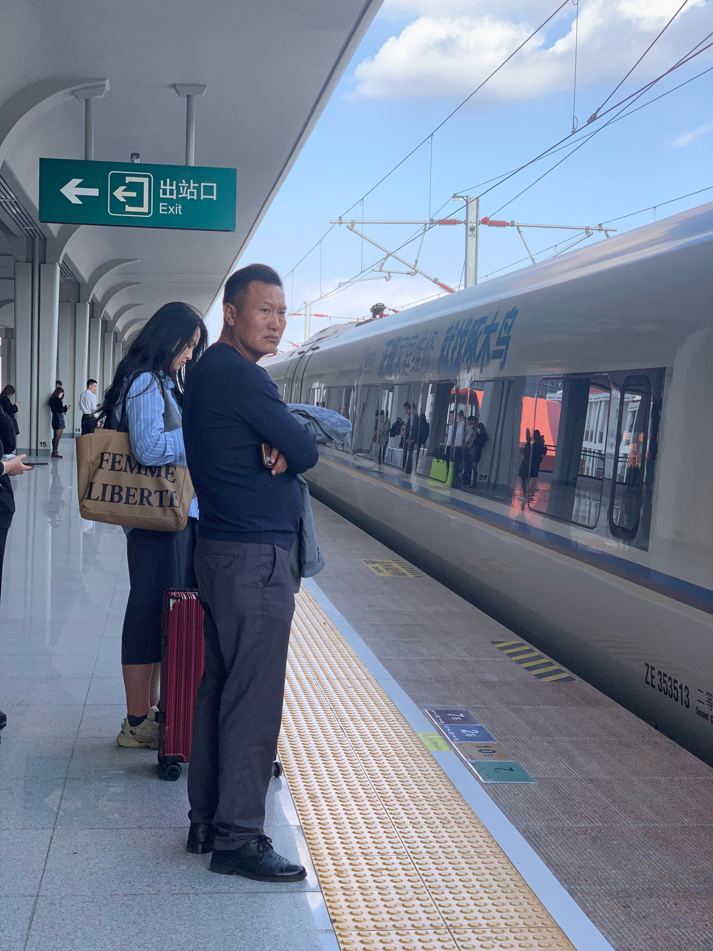 Chờ tàu hỏa cao tốc đi từ thành phố Tuyền Châu, tỉnh Phúc Kiến đi thành phố Hàng Châu, tỉnh Chiết Giang, giá vé 407,5 nhân dân tệ, tương đương 1,3 triệu đồng (hai thành phố cách nhau 618 km, xe lửa cao tốc của Trung Quốc hiện có tốc độ từ 160-487,3 km/h).