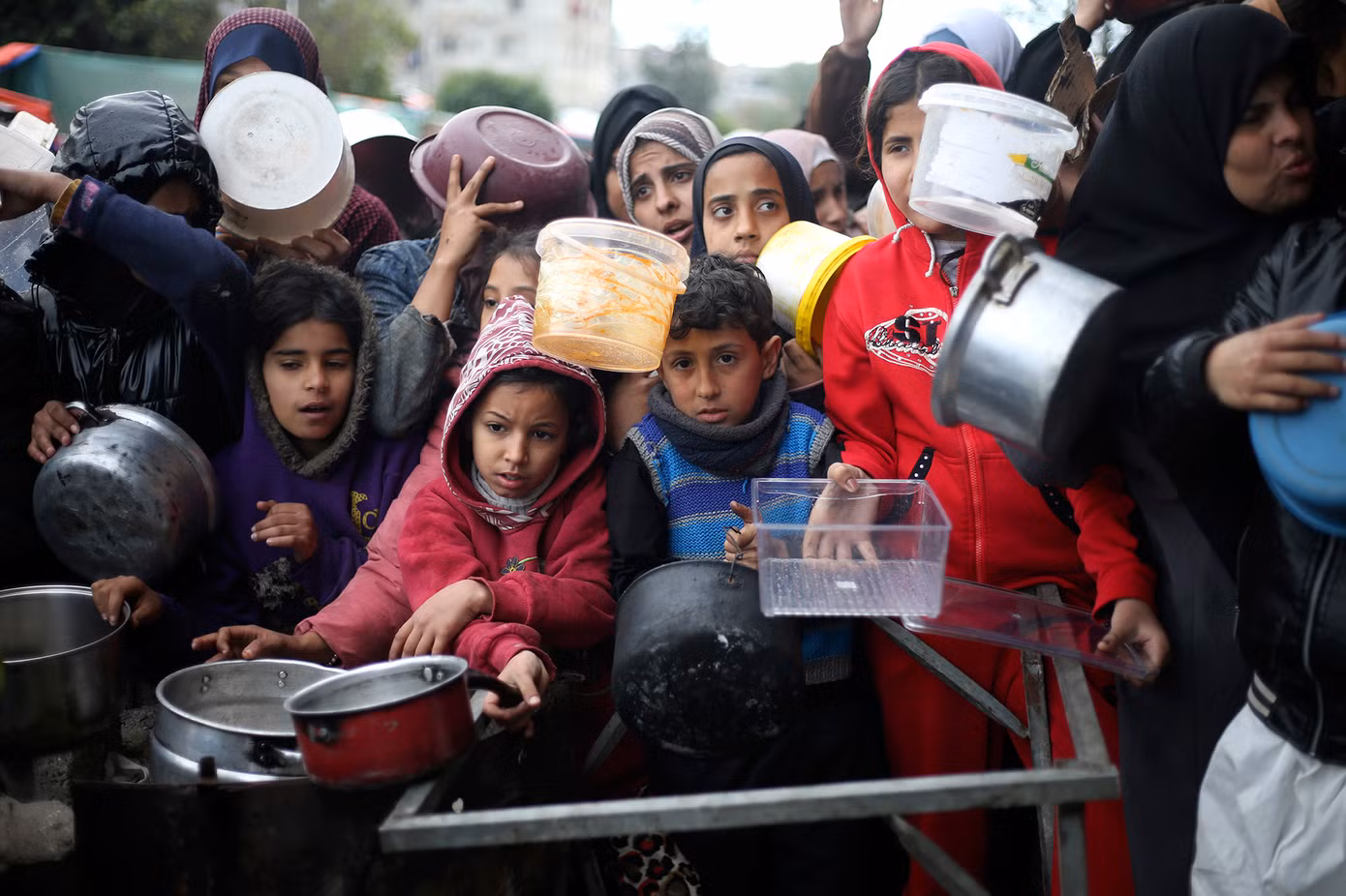Người Palestine xếp hàng nhận viện trợ lương thực ở Khan Younis, Gaza ngày 2/2/2024. Ảnh: AP. Người Palestine xếp hàng nhận viện trợ lương thực ở Khan Younis, Gaza ngày 2/2/2024. Ảnh: AP.
