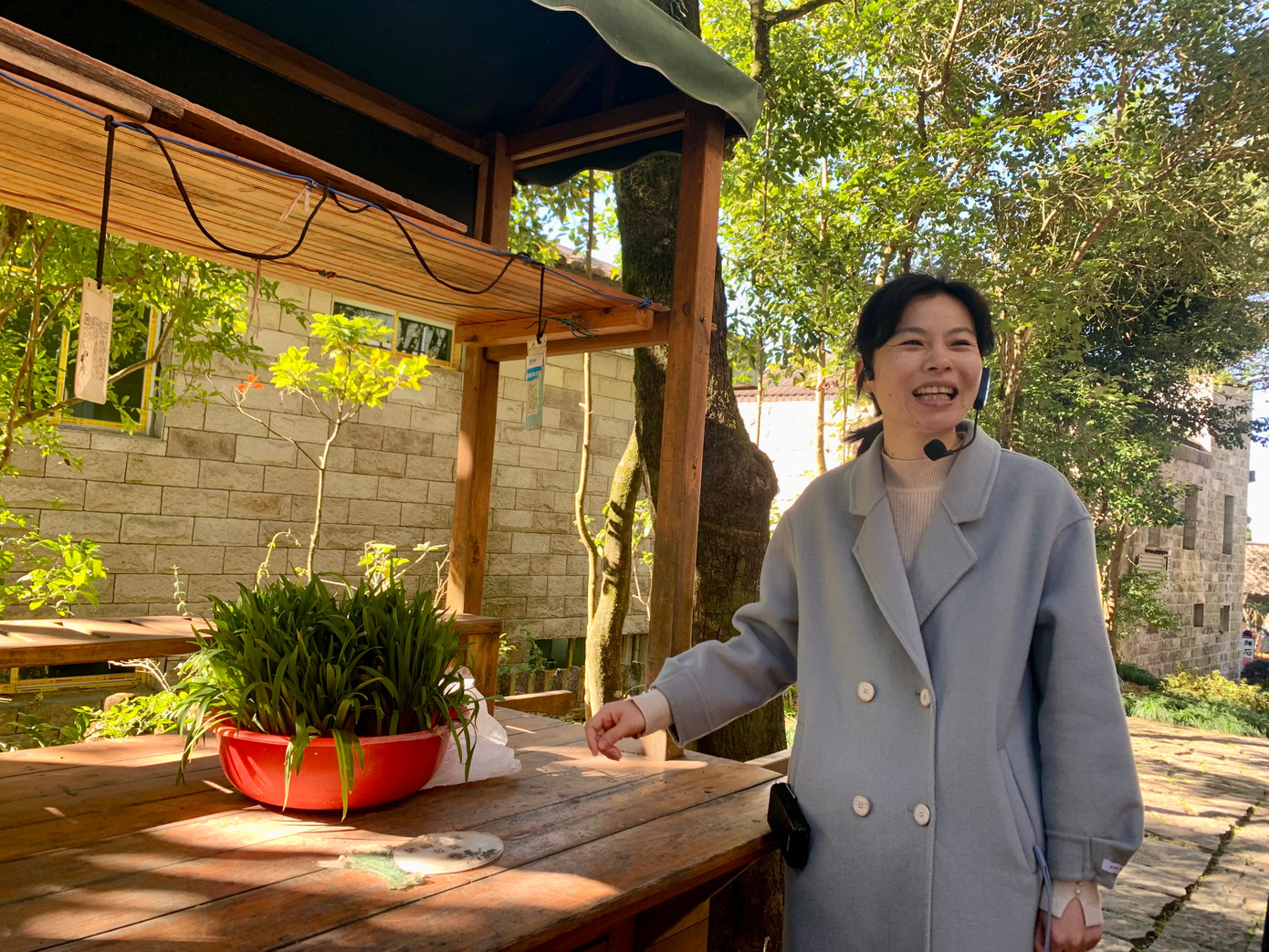 Cô Hàn Doanh (Han Ying), cư dân ở Cổ Lĩnh, Phúc Châu, Phúc Kiến, đang giới thiệu về nguồn gốc cái tên rau “Xin chào”. Ảnh: Linh Nhi.