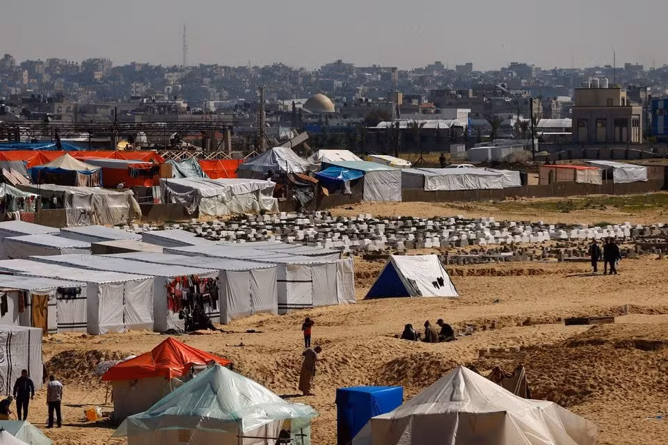 Những người Palestine phải rời bỏ nhà cửa do các cuộc tấn công của Israel đang trú ẩn trong khu lều lán ở thành phố Rafah phía nam Dải Gaza ngày 8/2/2024. Ảnh: Reuters. Những người Palestine phải rời bỏ nhà cửa do các cuộc tấn công của Israel đang trú ẩn trong khu lều lán ở thành phố Rafah phía nam Dải Gaza ngày 8/2/2024. Ảnh: Reuters.