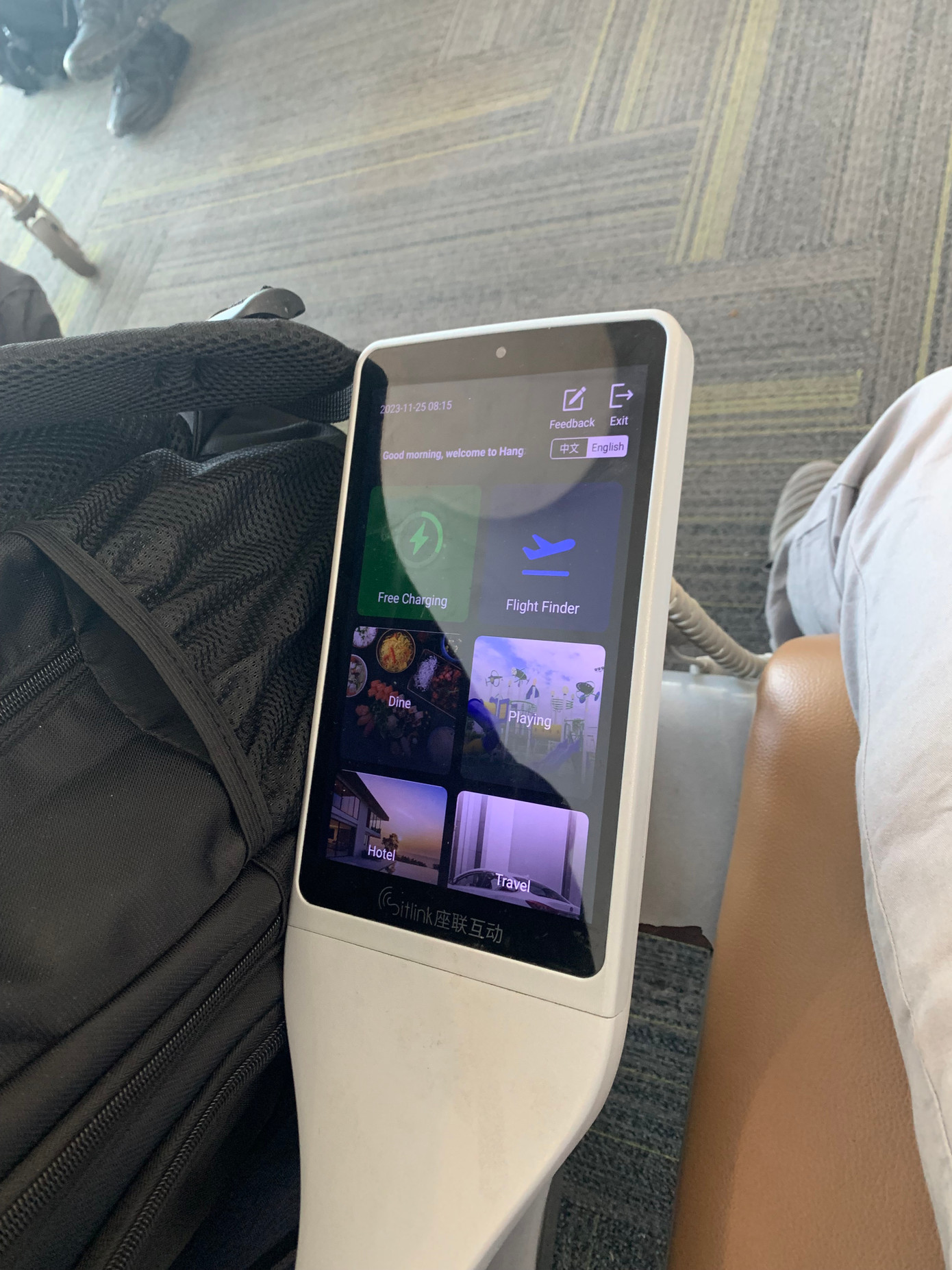 Màn hình thiết bị trên ghế dành cho hành khách ngồi chờ ở sân bay Hàng Châu, tỉnh Chiết Giang. Ảnh: Linh Nhi.