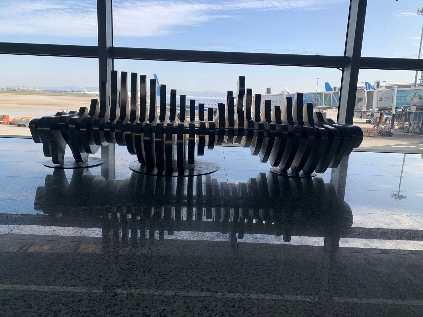 Một tác phẩm điêu khắc ở sân bay Quảng Châu, tỉnh Quảng Đông. Ảnh: Linh Nhi.